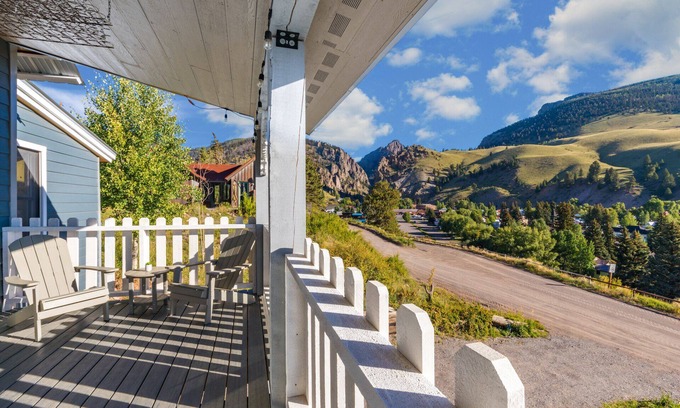 Creede House | New Listing! Recently Remodled - Mountain Cottage - Walk to Downtown Creede