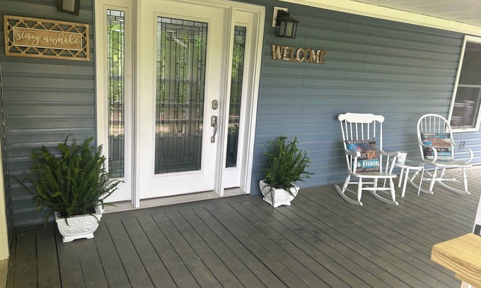 Hardy House | NEW LISTING: Spacious River Home Private Footage on South Fork Spring River
