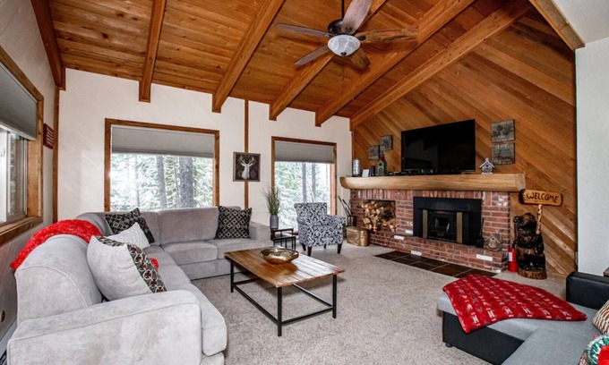 Whitefish House | NEW LISTING - The Mtn House with a private HOT TUB in Ptarmigan - Sleeps 10