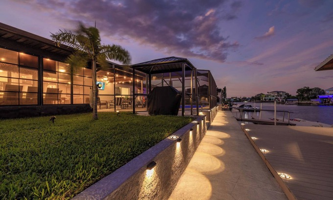 Spring Hill House | New Listing/Tiki Bar/Waterfront/Pool/games