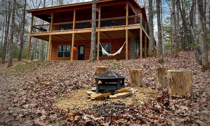 Natures Courtyard Cabin | NEW log cabin on paved road with stream, NO pet fees!