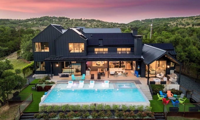 Dripping Springs House | NEW|Luxe Estate|Pond|Pool|Pickleball|Animals|22Ppl