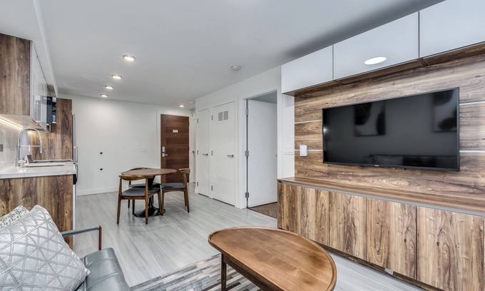 Downtown Vancouver Apartment | NEW - Luxury - 1 Bedroom - Walk to the Beach - 1168 Pendrell