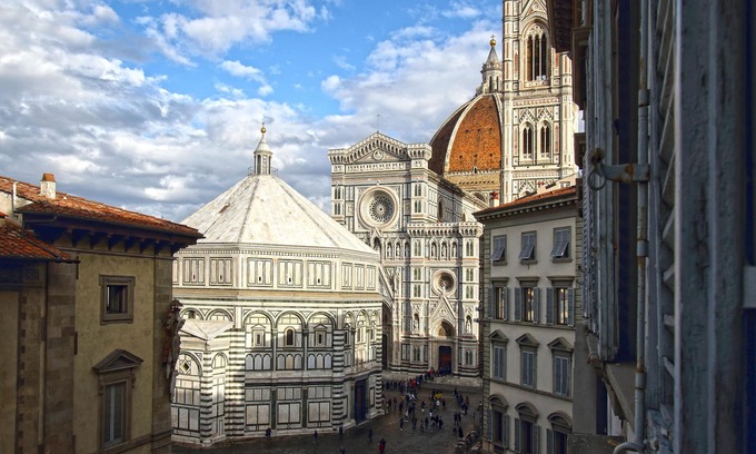Duomo Apartment | New Luxury Apartment Duomo View 4 sleeps, 2 bedrooms, 2 bathrooms, AC, WiFi
