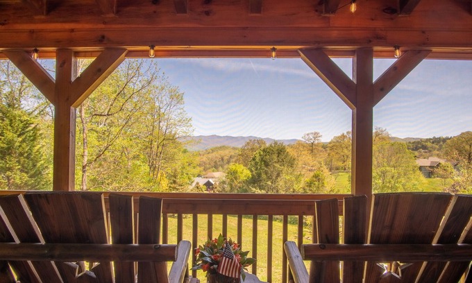 Sylva Cabin | NEW! Luxury cabin close to all amenities, hiking, fishing, kayaking, & workspace!