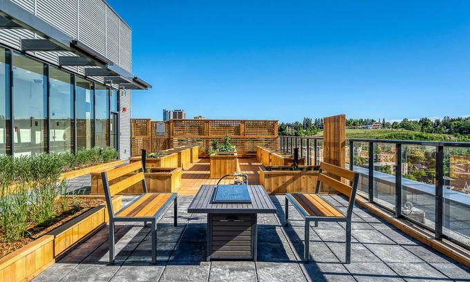 Kensington Apartment | New Luxury Condo Mins To D/T U/G Parking | Office