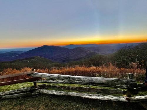 Nellysford House | New! Luxury Mountain Top Retreat w/Carriage House