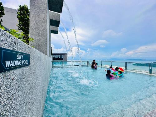 Kampung Sungai Nibong Apartment | New LuxurySuite Rooftop Pool Stunning View airport 9pax