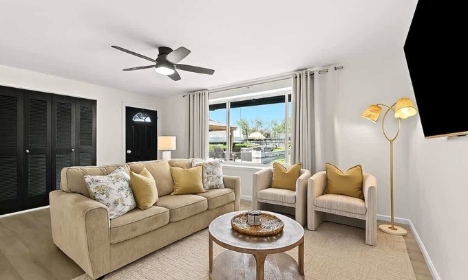 Royal Oak Apartment | New! Modern 2BR by Downtown Royal Oak | King Beds