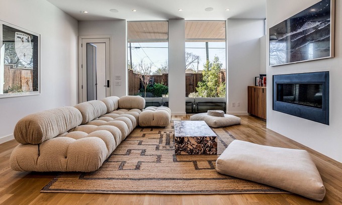 Knox - Henderson House | NEW Modern 4bd / 4ba Luxury Smart Home with Sauna