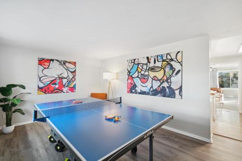 Lamar Heights Area House | NEW Modern 4BR Game Rm Ping-Pong