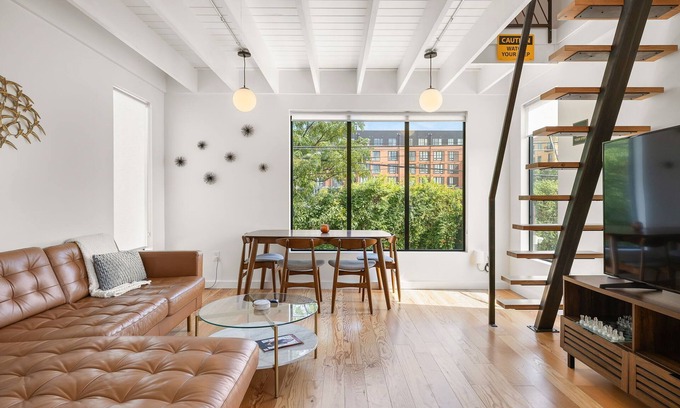 East Cesar Chavez House | NEW Modern 5BR Austin ACL/Formula 1 House