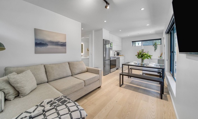 Dunbar House | New Modern Dunbar Laneway Getaway