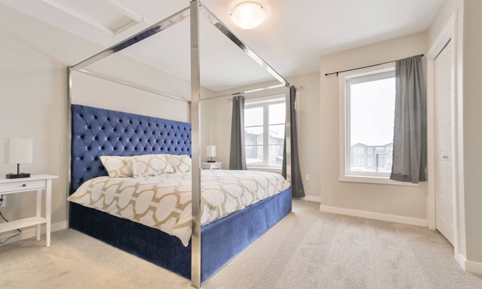 Calgary House | NEW MODERN Home with AC. KING bed. 10 min to Airport