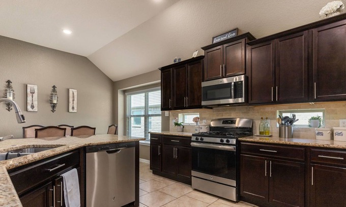 New Braunfels House | *NEW*Modern | Private Backyard | Office | Pets OK!