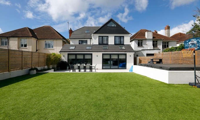 Hove House | *NEW* Modern stylish 4 bedroom home with parking**