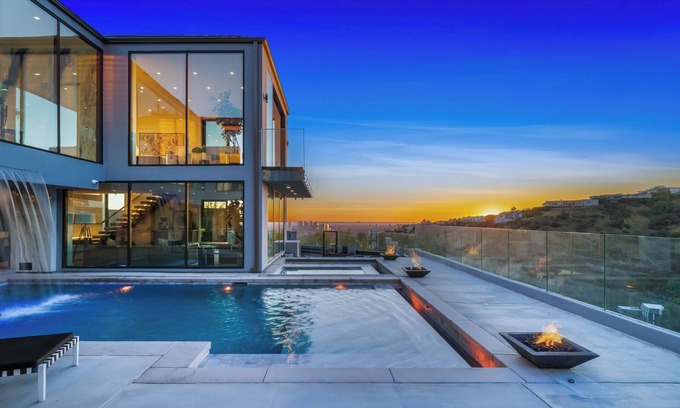 The Bird Streets Villa | New Modern Sunset Strip 5Bd Jetliner View Villa