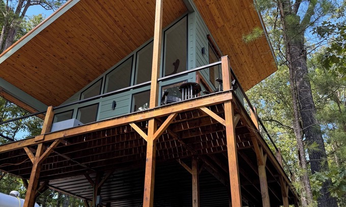 Elizabeth Cabin | New Modern Treehouse Cabin with Hot Tub on Norfork Lake- Ozark Mountains-Remote