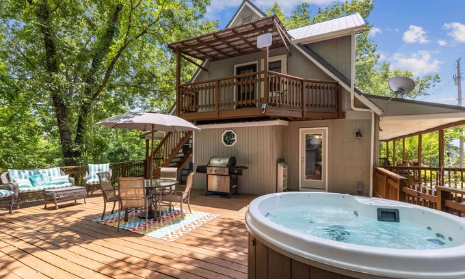 Sevierville Cottage | New - Mountain Cottage with Hot Tub near Dollywood