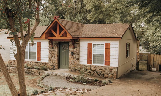 Hot Springs Cottage | NEW! Off to the Races! Charming Cottage Close to Oaklawn Racing!
