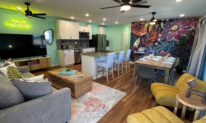 South Bradenton Condo | *NEW* Palm Paradise Floral - 5bed 2bath Sleeps 10