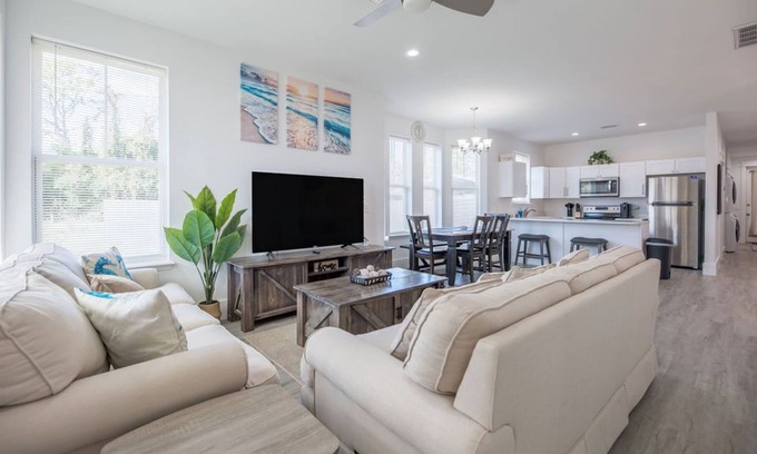 Upper Grand Lagoon House | NEW Pet friendly house-Close to beach and attractions