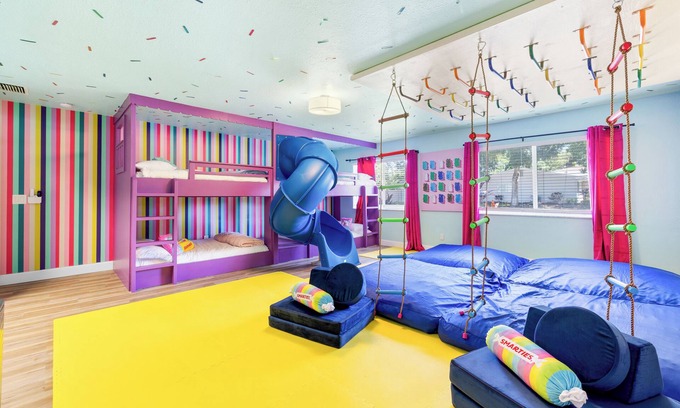 Seminole House | NEW! Pickleball Pool Arcade Climbing Gym Play Room Mini Golf Sleeps 18