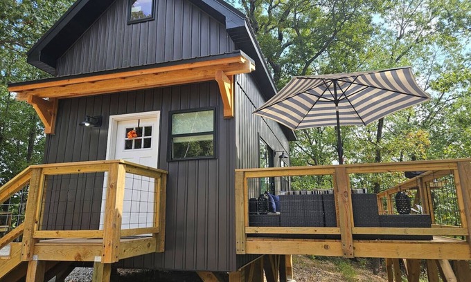 Lampe House | New! Pine Ridge Tiny Cabin with Private Hot tub!