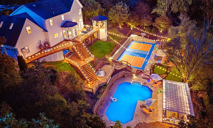 Candler House | NEW! Pool Retreat| Pickleball| Multisport Simulator| Theater| Golf – Sleeps 22