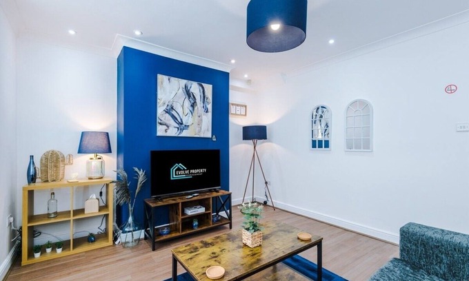 Manchester House | NEW! Pool Table, Sleeps 6, Stylish Home, Driveway