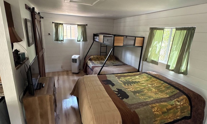 Payson Cabin | New remodeled Family Cabin-Multiple Beds, Fireplace, Horseshoes, Private Jacuzzi