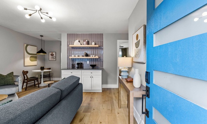 Washington Ave./ Memorial Park House | NEW Remodeled Heights Luxury/High End/King Bed/Walk to Trail/Sleeps 4