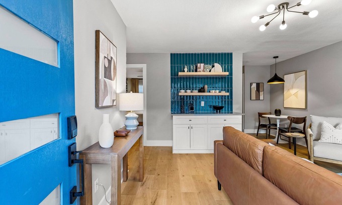 Washington Ave./ Memorial Park House | NEW Remodeled Heights Luxury/High End/King Bed/Walk to Trail/Nespresso