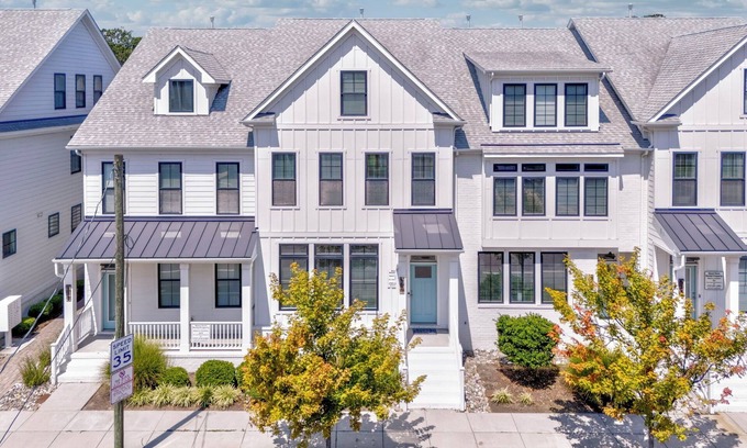 Northeast Virginia Beach House | New Rental | 4 BR | Group-Friendly Townhouse | Arcade Games | Beach 5 Min Walk
