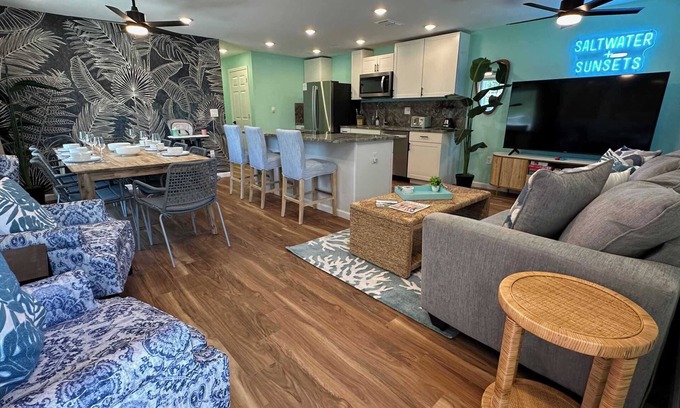 South Bradenton Condo | *NEW* Saltwater + Sunsets - 5bed 2bath Sleeps 10