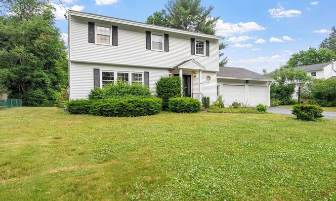 Saratoga Springs House | NEW Saratoga House near SPAC & Track Hot Tub