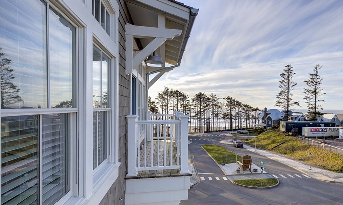 Seabrook House | *New* Seabrook's The Penthouse: Oceanview, Dog Friendly!