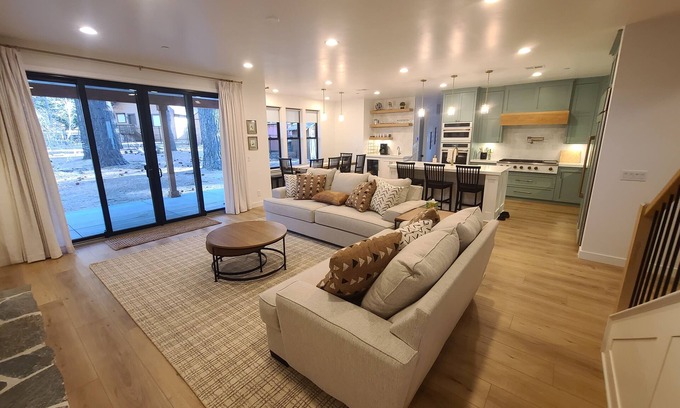 The Village House | New Serene 5-bedroom house in Big Bear Lake Chef's Kitchen BBQ Arcade Clean