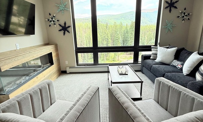 Winter Park Condo | New Ski-in/out VIEWS Garage Parking Hot Tub