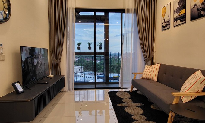 Bukit Indah Apartment | New Sky Trees AEON Bukit Indah, Netflix & Wifi Nearby eateries & entertainment