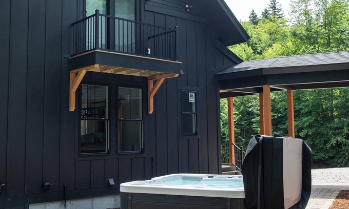 Central Vermont- Killington Cabin | New Skye Ridge Lodge: 3 Bd, Hot Tub, Fireplace and AC!