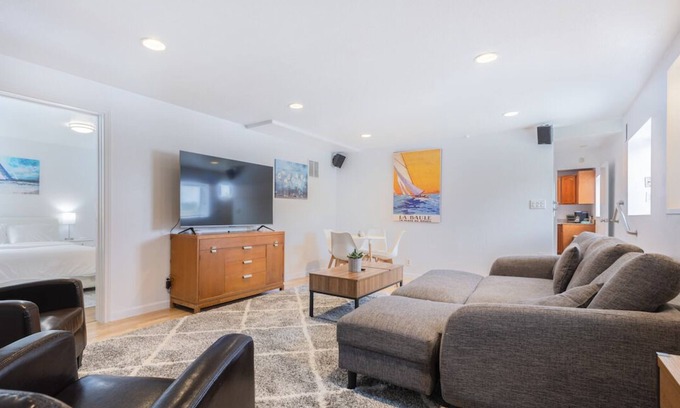 Avalon Apartment | NEW! ☀️ Spacious Suite ☀️ Sun Patio ☀️ Full Kitchen