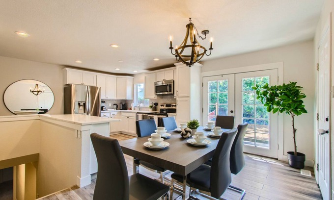 Alta Vista Area House | NEW, Spacious 5B w/Backyard |Pet Friendly| Near DT