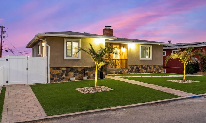 Valencia Park House | New Spacious Family Home 15 min to Downtown