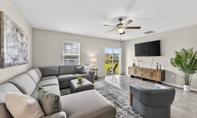 Ruskin House | NEW! Spacious Getaway Near Apollo Beach