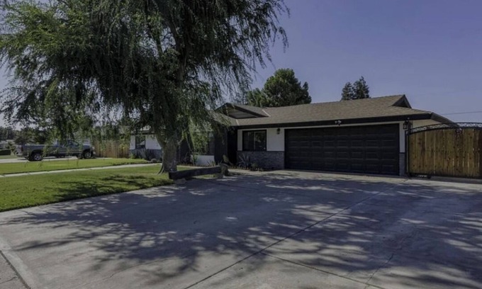 Greenacres House | New! Specious 3-bedroom house in lovely Bakersfield with AC and pool