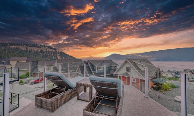 Central Okanagan Cottage | 🌟NEW- STUNNING LAKE VIEWS🌅 PETS🐶FAMILIES👨‍👩‍👧‍👦GOLF CART & FIRE TABLE🔥