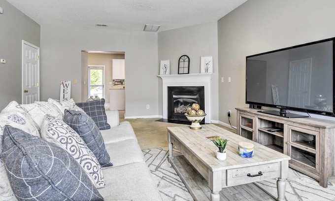 Apex House | NEW! Stylish Apex Townhome: Near Dining & Hiking