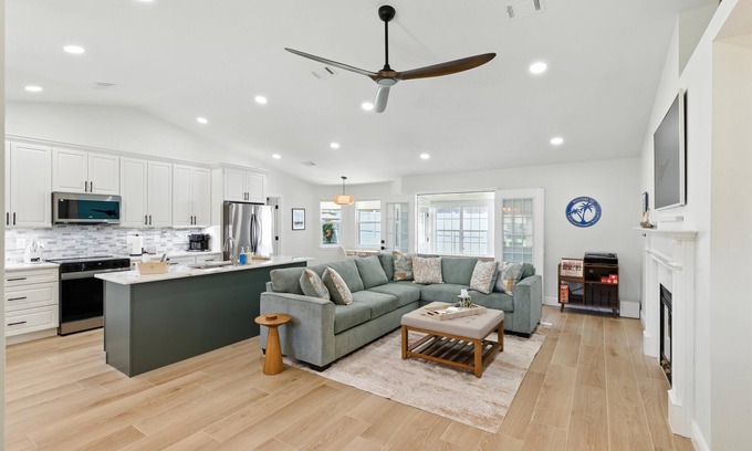 Gulf Breeze House | NEW! Sunny 3BR w/Hot Tub & Game Room
