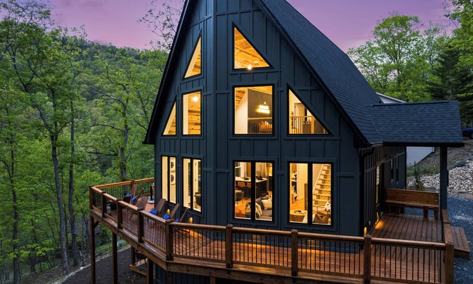 Massanutten House | *NEW* The Chalet~Resort~Hot Tub~GameRoom~FirePIt